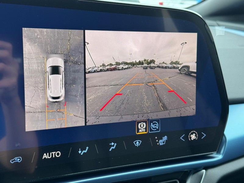 Chevrolet Equinox EV Vehicle Full-screen Gallery Image 16