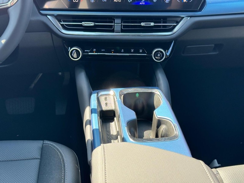 Chevrolet Equinox EV Vehicle Full-screen Gallery Image 9