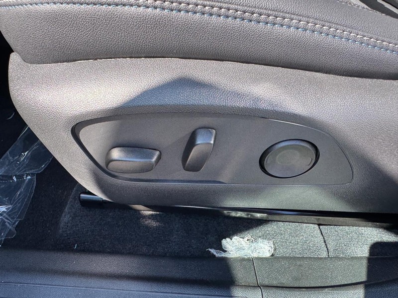 Chevrolet Equinox EV Vehicle Full-screen Gallery Image 10