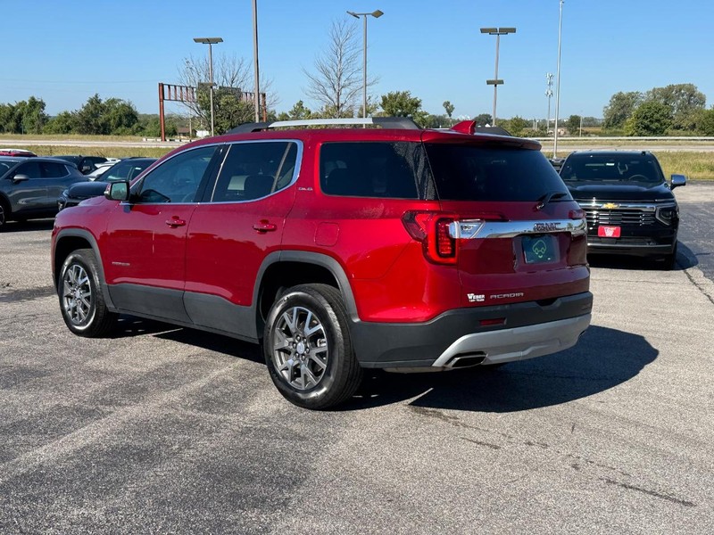 GMC Acadia Vehicle Full-screen Gallery Image 3