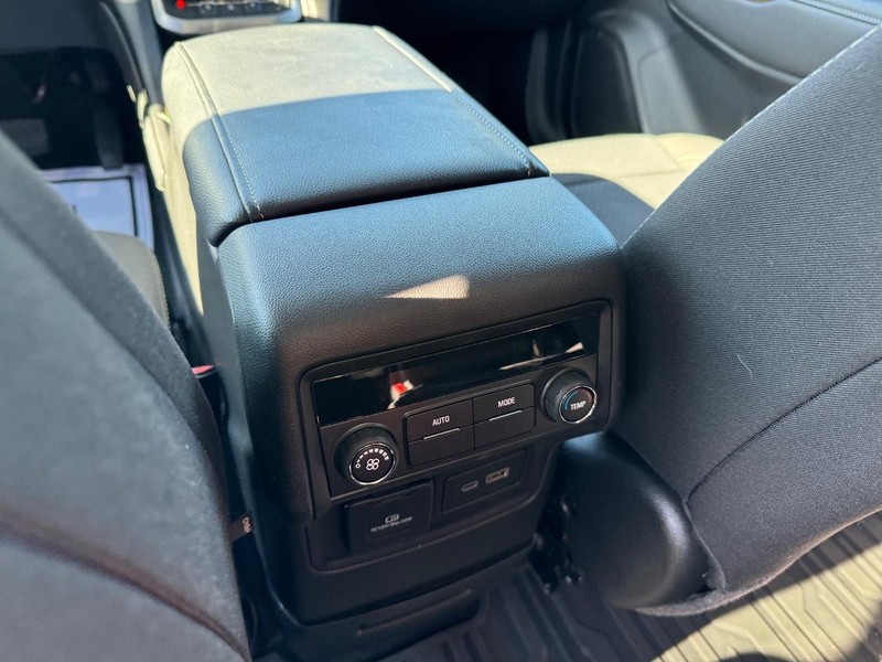 GMC Acadia Vehicle Full-screen Gallery Image 12