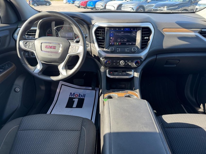 GMC Acadia Vehicle Full-screen Gallery Image 13