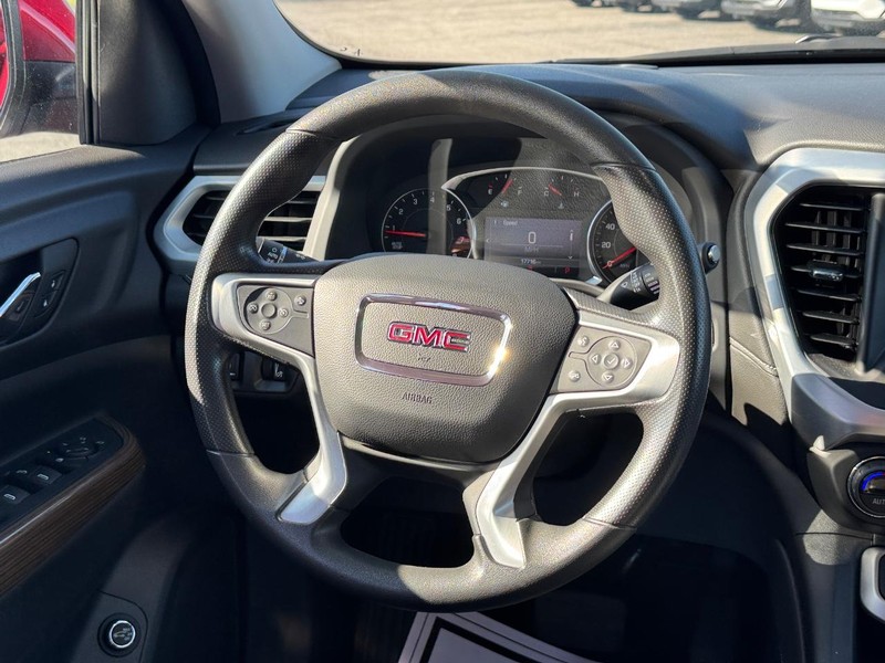 GMC Acadia Vehicle Full-screen Gallery Image 14