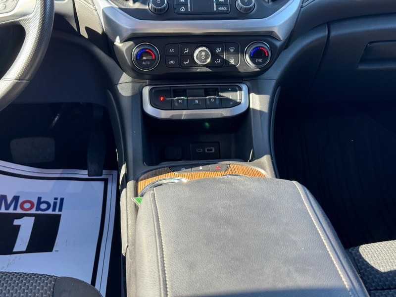 GMC Acadia Vehicle Full-screen Gallery Image 16