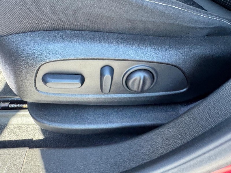 GMC Acadia Vehicle Full-screen Gallery Image 17