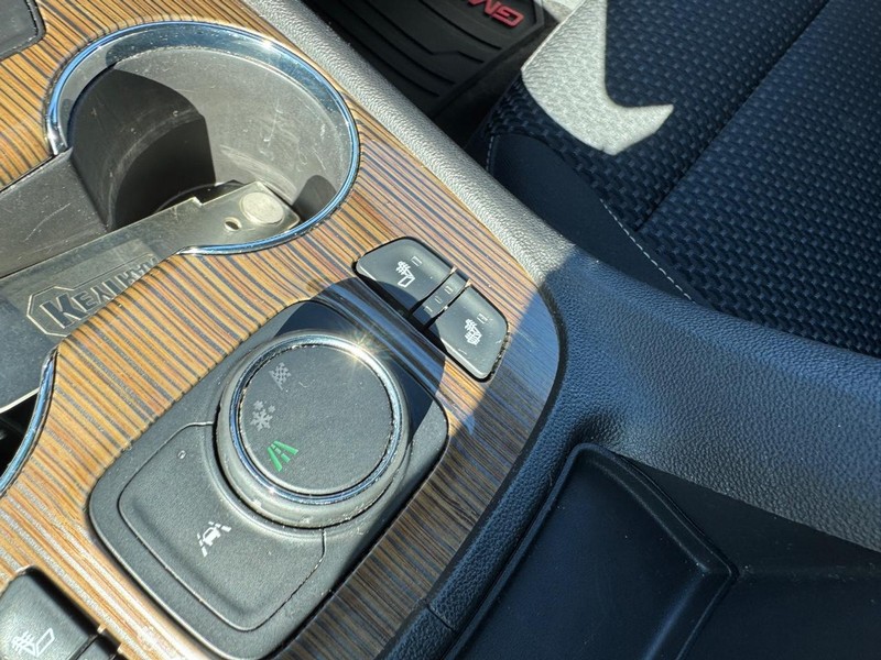 GMC Acadia Vehicle Full-screen Gallery Image 19