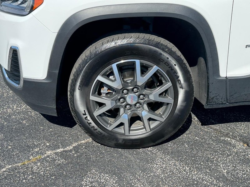 GMC Acadia Vehicle Full-screen Gallery Image 9