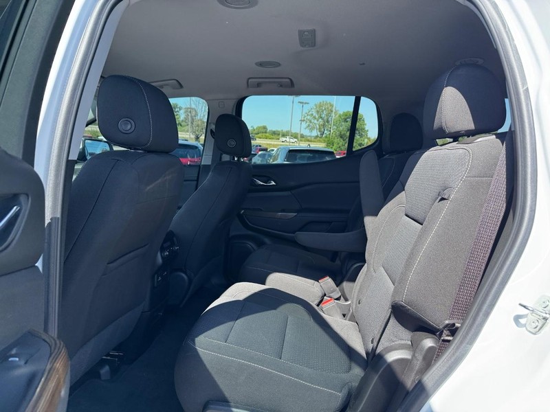 GMC Acadia Vehicle Full-screen Gallery Image 10