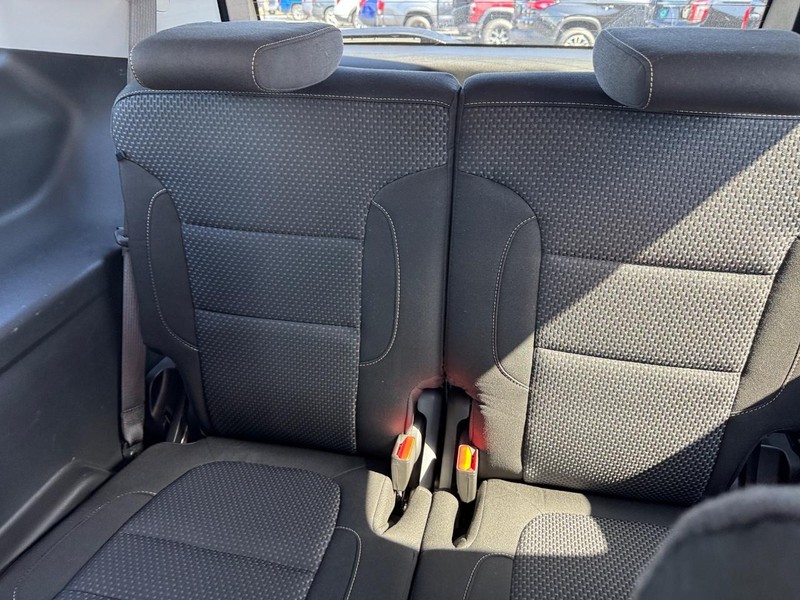 GMC Acadia Vehicle Full-screen Gallery Image 11