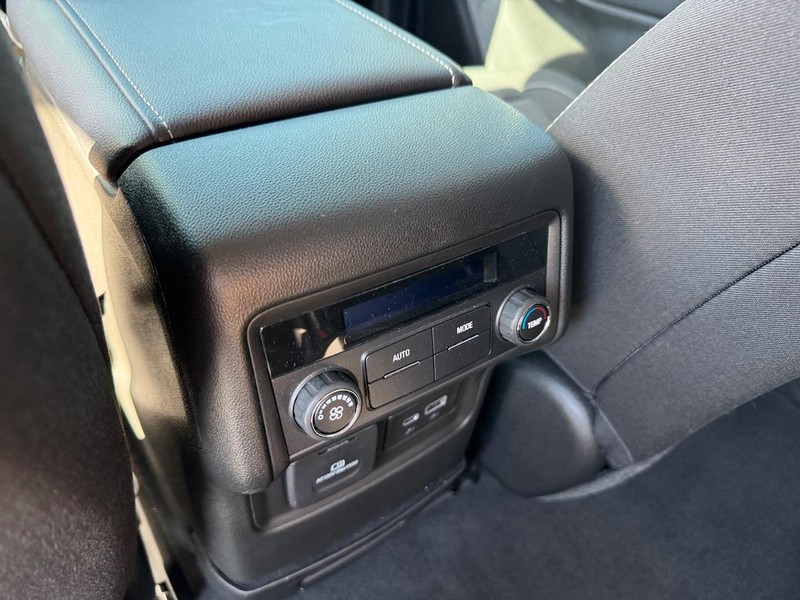 GMC Acadia Vehicle Full-screen Gallery Image 12