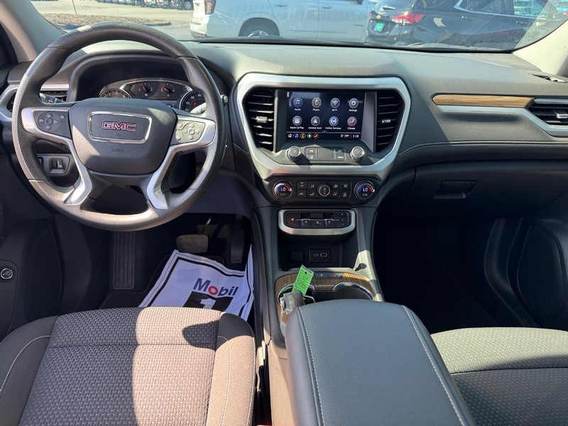 GMC Acadia Vehicle Full-screen Gallery Image 13