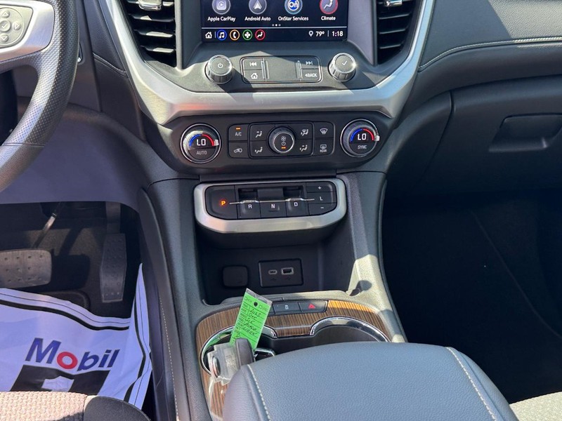 GMC Acadia Vehicle Full-screen Gallery Image 16