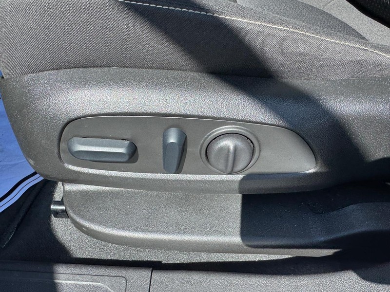 GMC Acadia Vehicle Full-screen Gallery Image 17