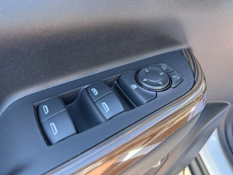 GMC Acadia Vehicle Full-screen Gallery Image 18