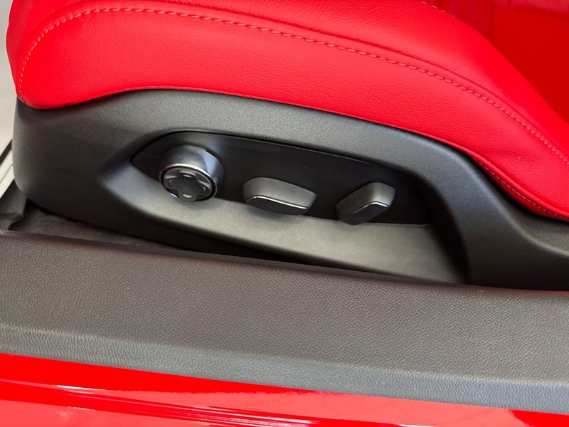 Chevrolet Corvette Vehicle Full-screen Gallery Image 5