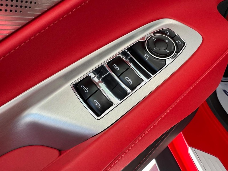 Chevrolet Corvette Vehicle Full-screen Gallery Image 6