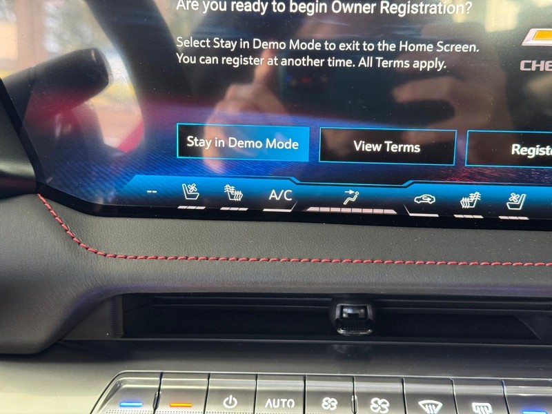 Chevrolet Corvette Vehicle Full-screen Gallery Image 11