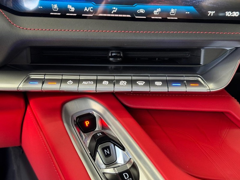 Chevrolet Corvette Vehicle Full-screen Gallery Image 12