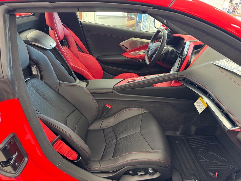 Chevrolet Corvette Vehicle Full-screen Gallery Image 17