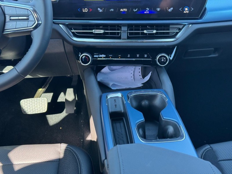 Chevrolet Equinox EV Vehicle Full-screen Gallery Image 9