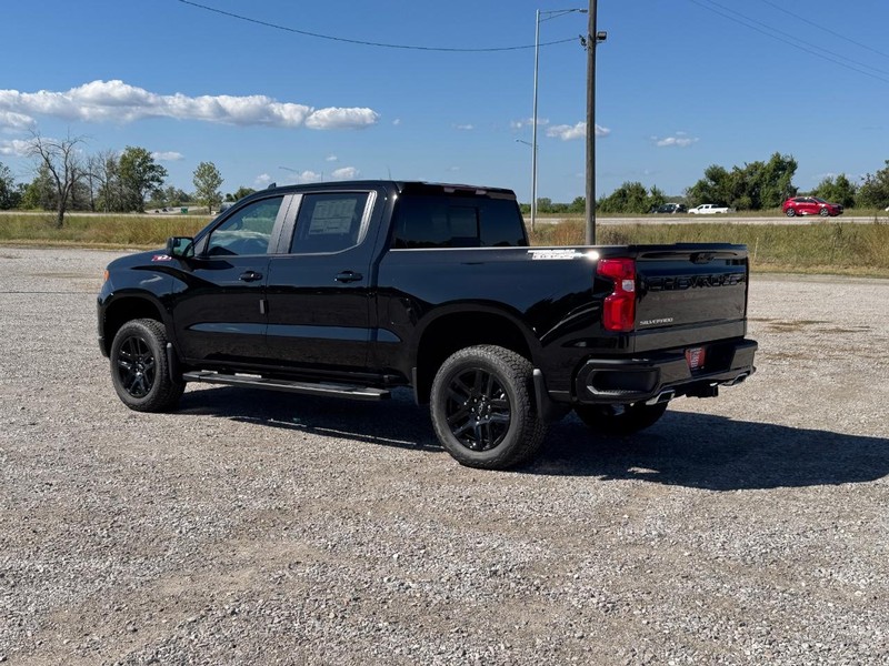 Chevrolet Silverado 1500 Vehicle Full-screen Gallery Image 3