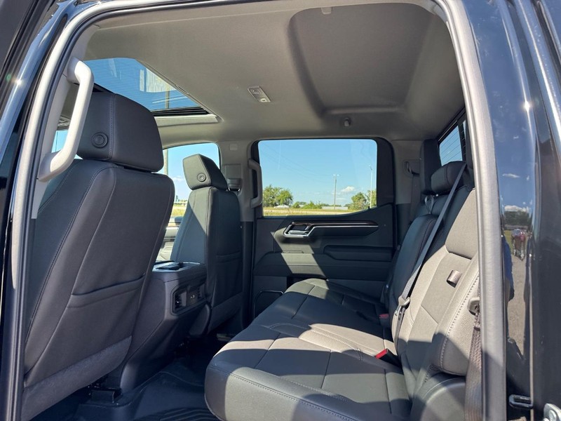 Chevrolet Silverado 1500 Vehicle Full-screen Gallery Image 5