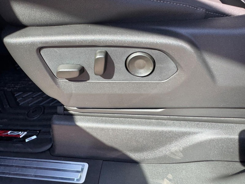 Chevrolet Silverado 1500 Vehicle Full-screen Gallery Image 11