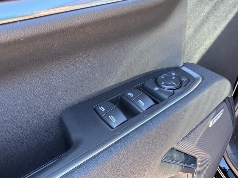 Chevrolet Silverado 1500 Vehicle Full-screen Gallery Image 12