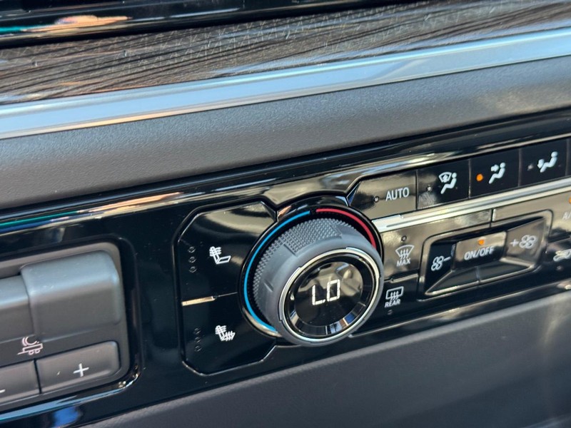 Chevrolet Silverado 1500 Vehicle Full-screen Gallery Image 16