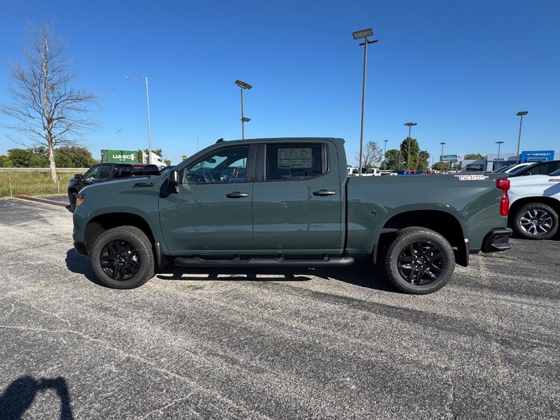Chevrolet Silverado 1500 Vehicle Full-screen Gallery Image 2