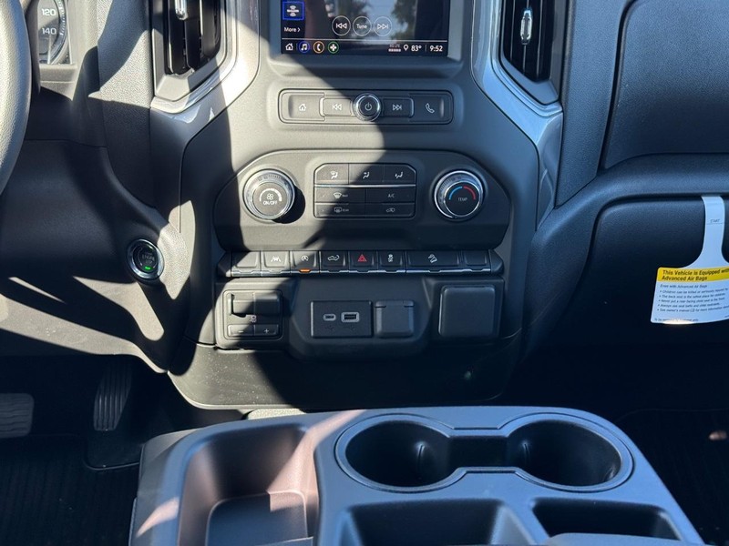 Chevrolet Silverado 1500 Vehicle Full-screen Gallery Image 9