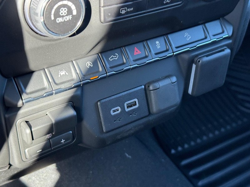 Chevrolet Silverado 1500 Vehicle Full-screen Gallery Image 15