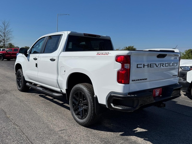 Chevrolet Silverado 1500 Vehicle Full-screen Gallery Image 3