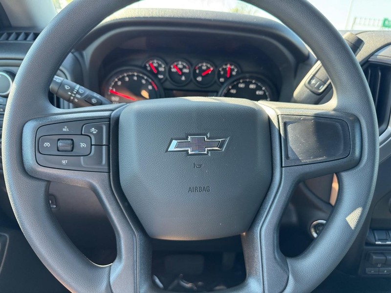 Chevrolet Silverado 1500 Vehicle Full-screen Gallery Image 12