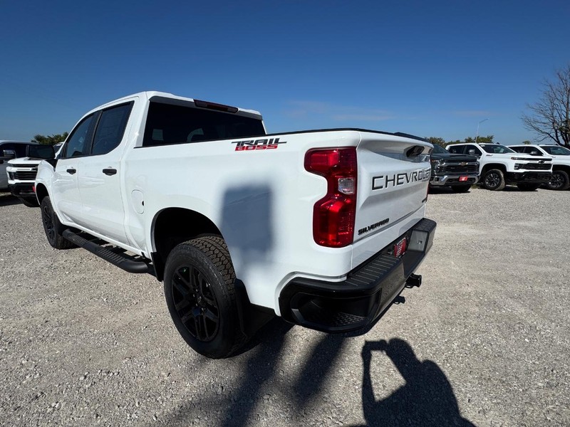 Chevrolet Silverado 1500 Vehicle Full-screen Gallery Image 3