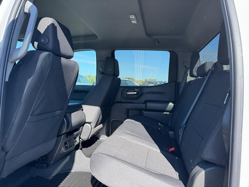 Chevrolet Silverado 1500 Vehicle Full-screen Gallery Image 5