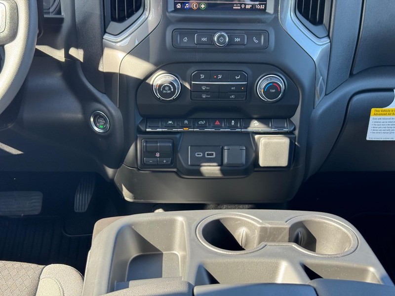 Chevrolet Silverado 1500 Vehicle Full-screen Gallery Image 9