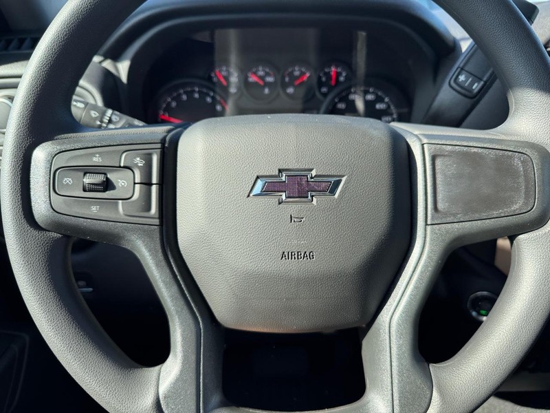 Chevrolet Silverado 1500 Vehicle Full-screen Gallery Image 12