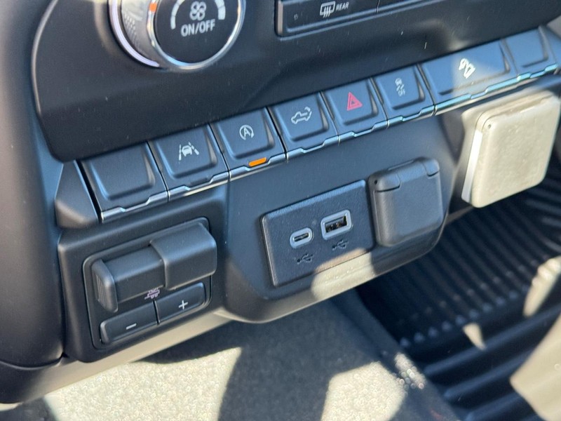 Chevrolet Silverado 1500 Vehicle Full-screen Gallery Image 14