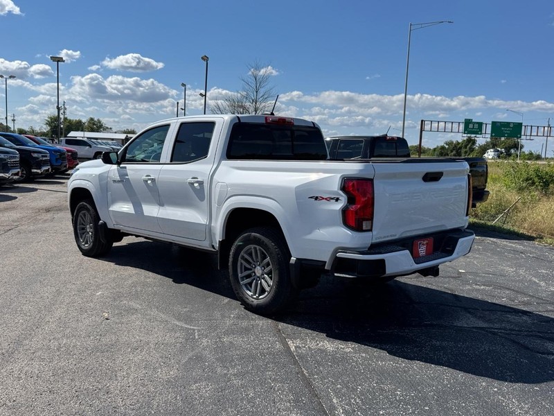 Chevrolet Colorado Vehicle Full-screen Gallery Image 3