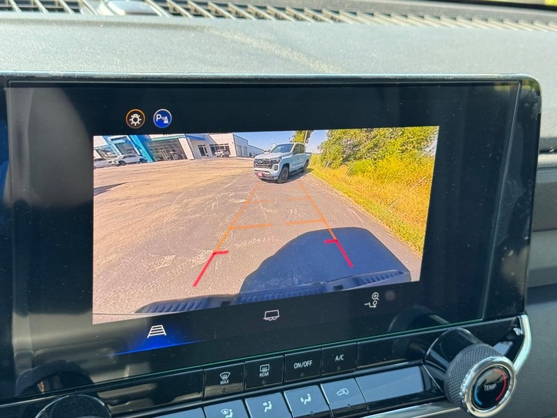 Chevrolet Colorado Vehicle Full-screen Gallery Image 15