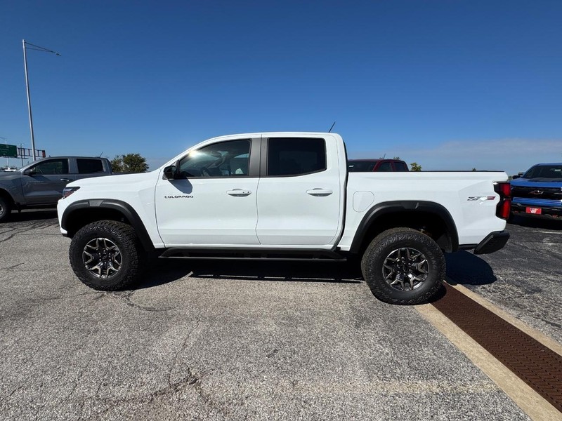 Chevrolet Colorado Vehicle Full-screen Gallery Image 2