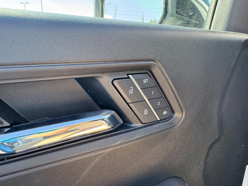 Chevrolet Colorado Vehicle Full-screen Gallery Image 12