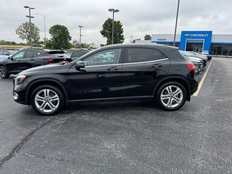Mercedes-Benz GLA Vehicle Full-screen Gallery Image 2