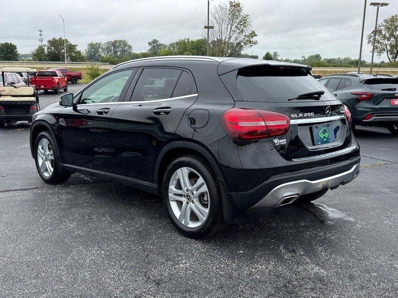 Mercedes-Benz GLA Vehicle Full-screen Gallery Image 3