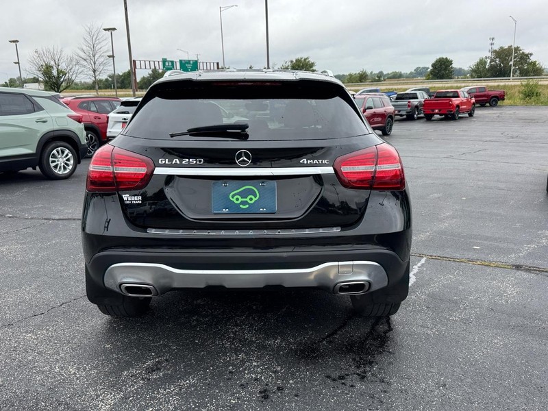 Mercedes-Benz GLA Vehicle Full-screen Gallery Image 4