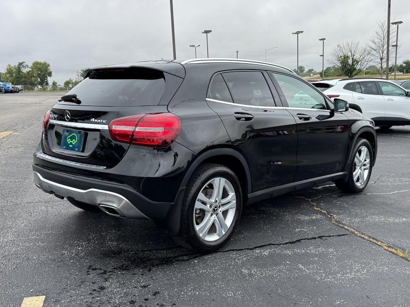 Mercedes-Benz GLA Vehicle Full-screen Gallery Image 5