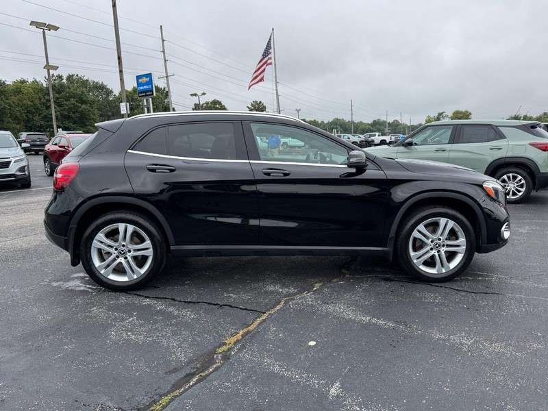 Mercedes-Benz GLA Vehicle Full-screen Gallery Image 6