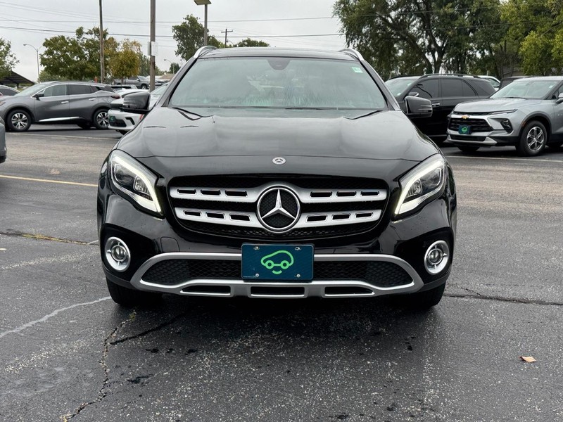 Mercedes-Benz GLA Vehicle Full-screen Gallery Image 8