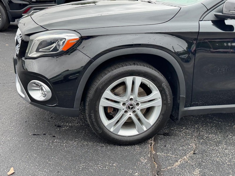 Mercedes-Benz GLA Vehicle Full-screen Gallery Image 9